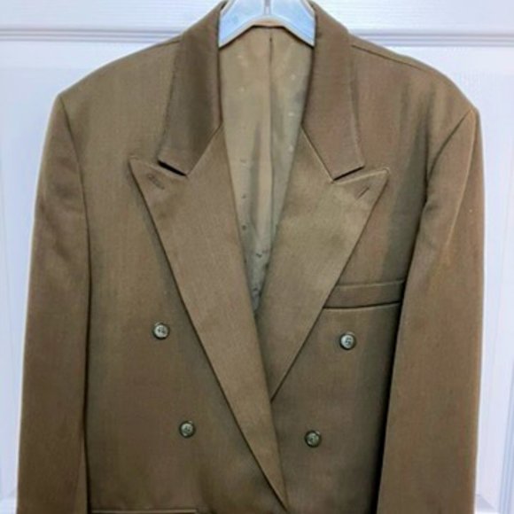 Pristine Olive Green 2pc double breasted men's suit. Size: sm-med